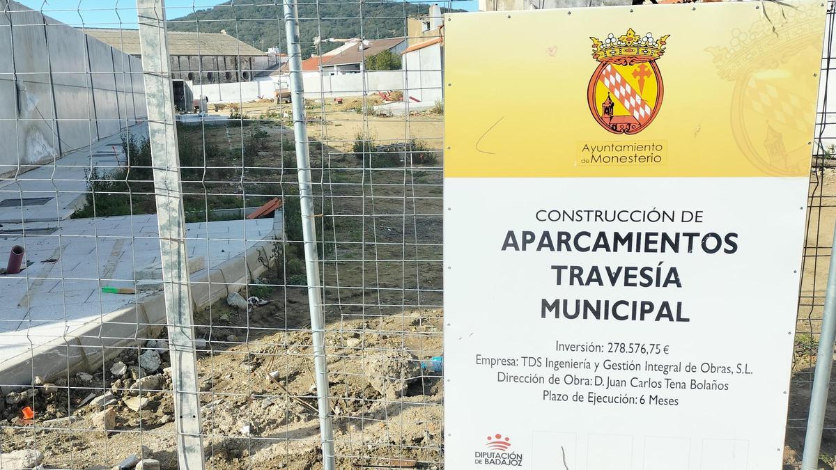Acceso a los nuevos aparcamientos que construye el ayuntamiento en el Paseo de Extremadura