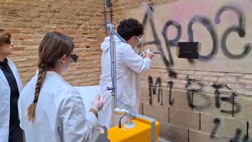 Así están siendo los minuciosos y laboriosos trabajos para eliminar los grafitis de la iglesia de Santo Domingo de Huesca