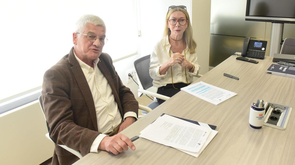 Los firmantes: el presidente provincial de Cruz Roja en A Coruña, Manuel Viqueira, y la directora de la Fundación San Rafael, Dolores Estrada.