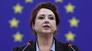 La comisaria Helena Dalli interviene ante el Parlamento Europeo.