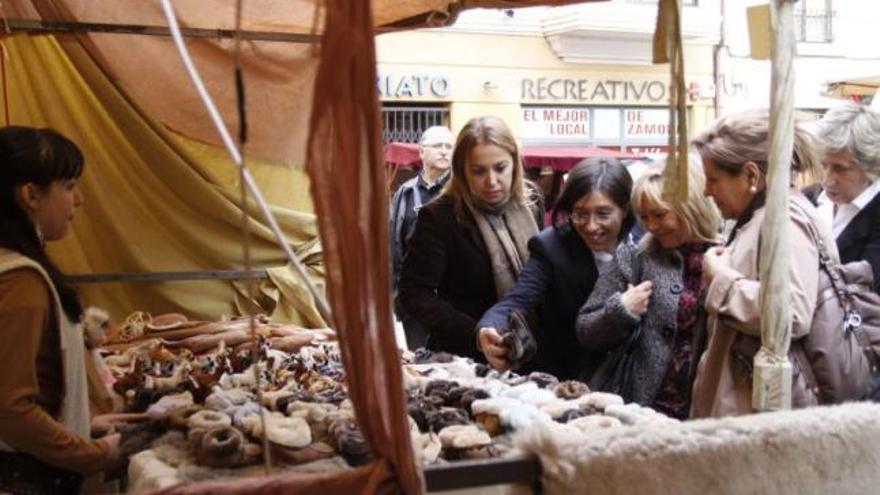 La alcaldesa y parte de su equipo de Gobierno visitaron los puestos del Mercado Medieval.