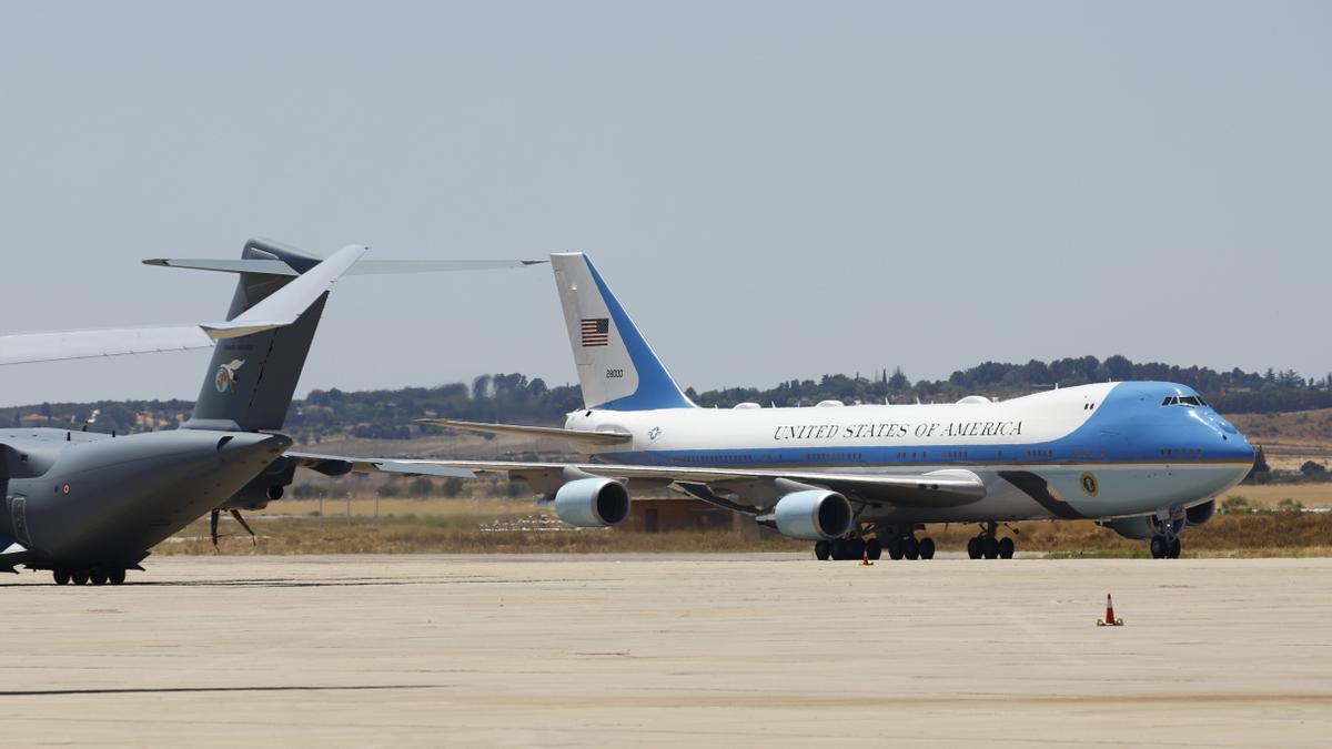 TORREJÓN DE ARDOZ (MADRID), 28/06/2022.- El Air Force One con el presidente de EE.UU, Joe Biden, aterriza en la Base Aérea de Torrejón de Ardoz, este martes en Madrid. EFE/ Sergio Pérez