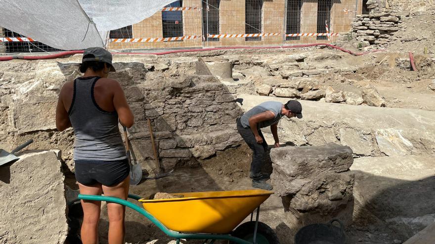 Les excavacions al pati exterior del Museu Arqueològic de Banyoles posen al descobert un nou pany de la muralla medieval