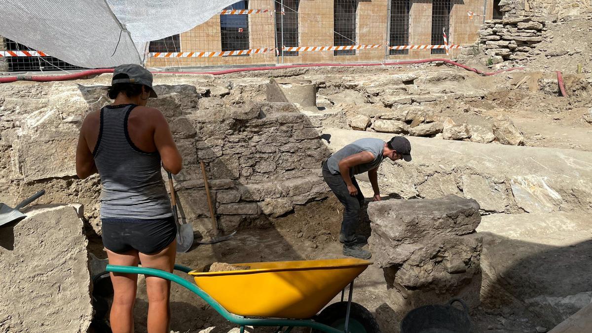 El nou pany de muralla medieval d&#039;uns 2 metres d&#039;amplada de Banyoles