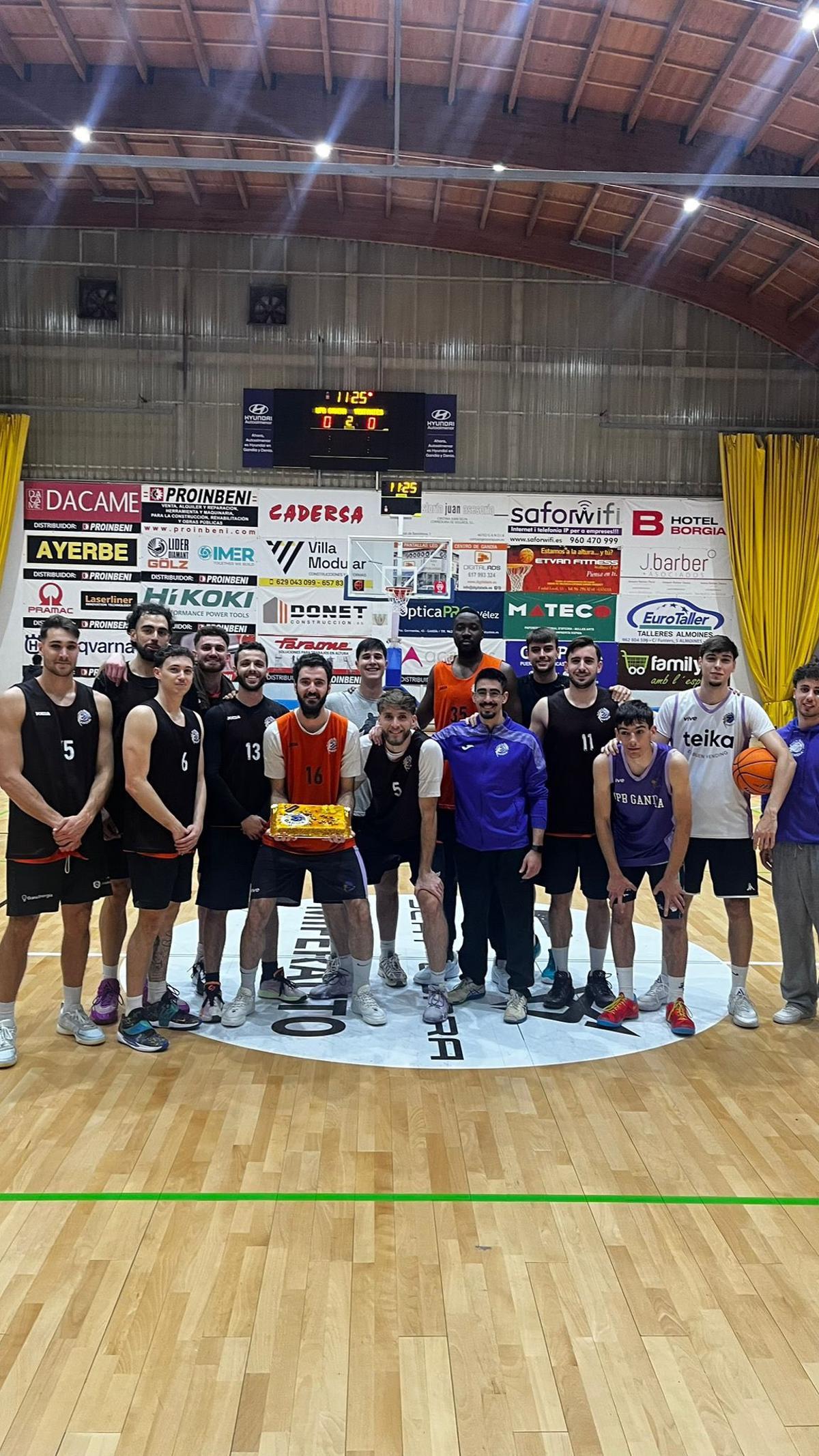 La plantilla celebra el cumpleaños de Javi Soler