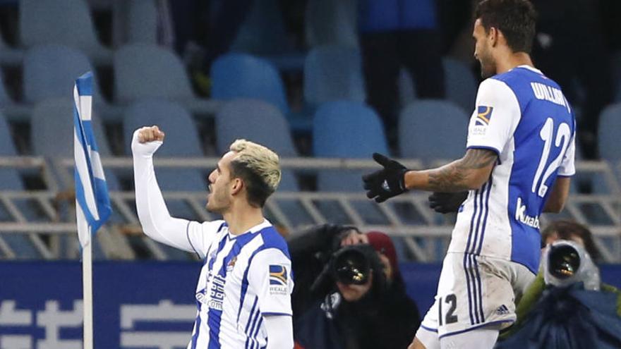 El delantero de la Real Juan Miguel Jiménez celebra su gol.