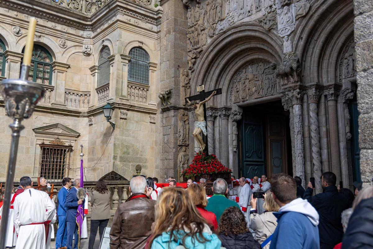 El Cristo de la Paciencia regresa a Conxo y pone el broche final a la Semana Santa compostelana