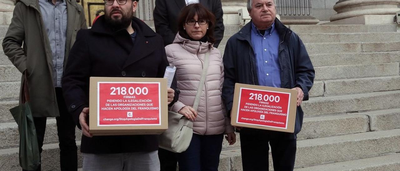 La Asociación para la Recuperación de la Memoria Histórica entrega en el Congreso 218.600 firmas que reclaman la ilegalizacion de la Fundación Nacional Francisco Franco.