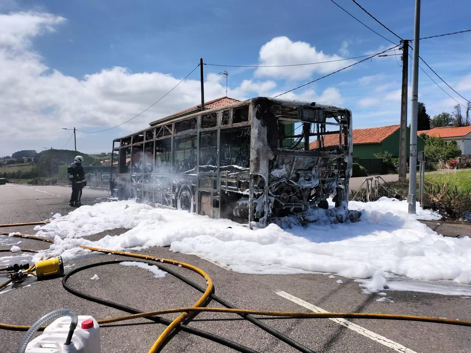 Arde un autobús en Gozón