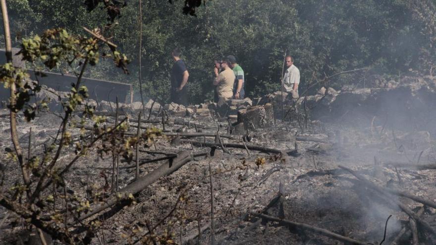 Vecinos de Cerponzóns en el lugar en el que se produjo este pequeño incendio forestal cerca de las casas.