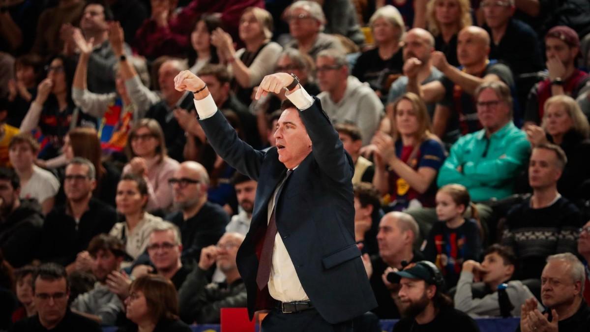 Xavi Padcual, dirigiendo al Barça ante el Casademont Zaragoza