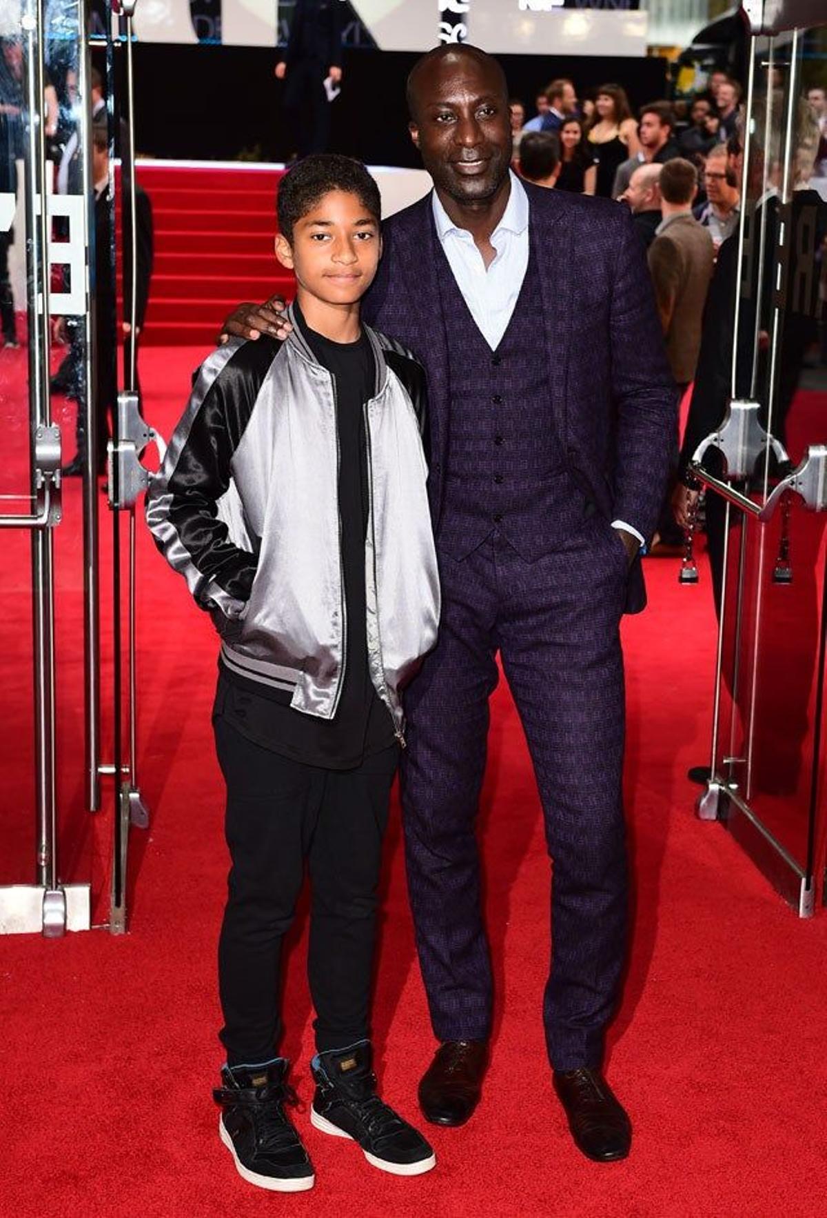 Ozwal Boateng y su hijo Oscar, en la première de Jason Bourne en Londres.