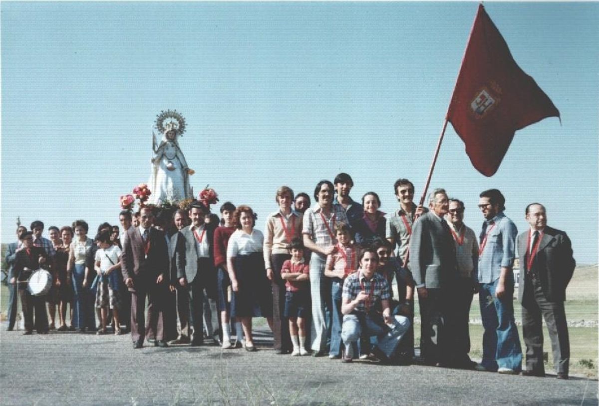 Romería de la Virgen de la Concha a La Hiniesta de 1976. En el centro, con perilla y camisa azul, el autor de este artículo, Florián Ferrero, y junto a él su esposa, Concha Ventura, solo unas hora después de haber contraido matrimonio ese mismo Lunes de Pentecostés.