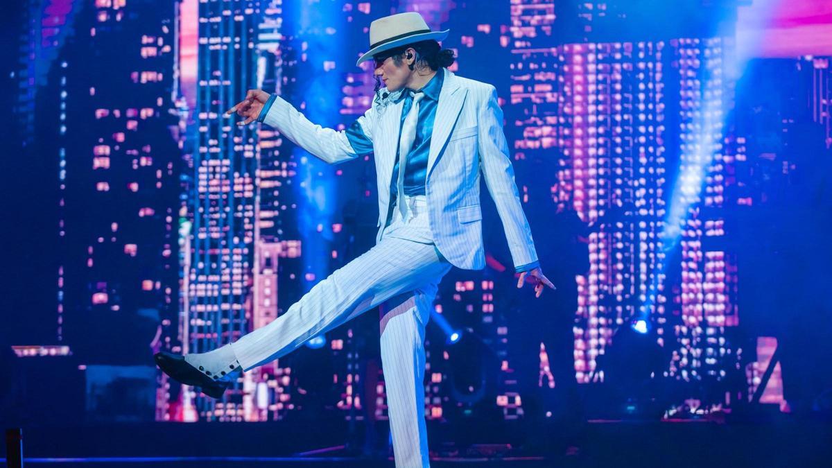 Lenny Jay interpreta a Michael Jackson.