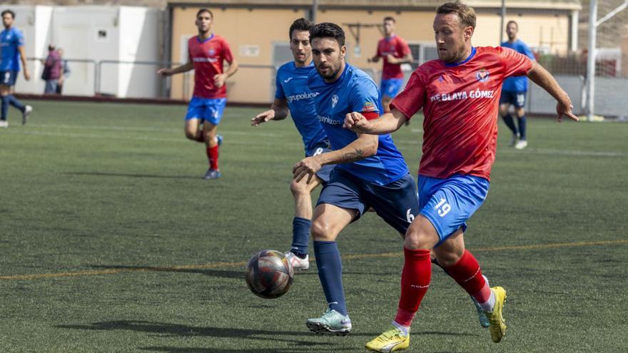 Aketxe conduce el balón ante la presión de Juanjo.