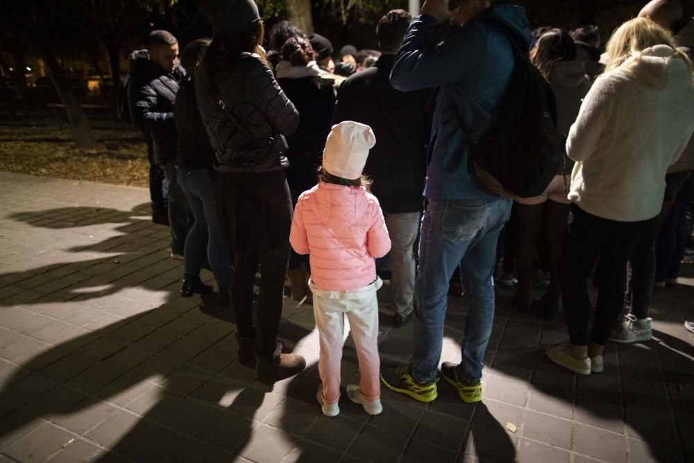 Demandantes de asilo esperan en la calles durante días en Zapadores