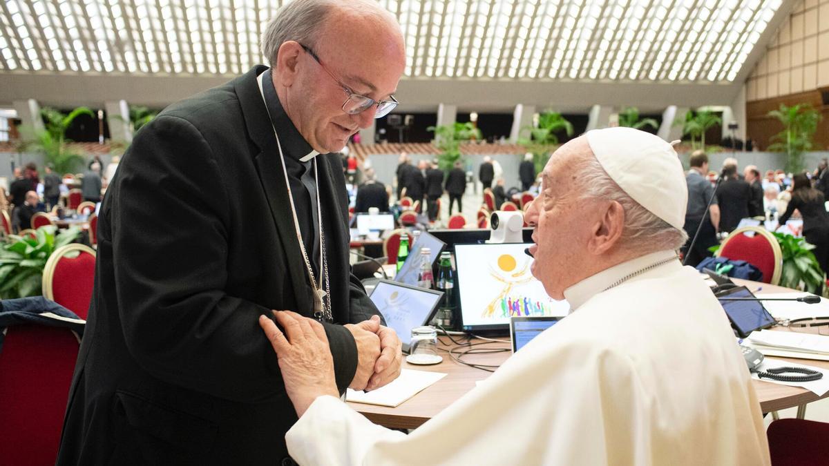 El obispo ilicitano de Solsona, Francisco Conesa, saluda al Papa Francisco en octubre pasado