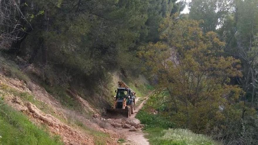 Alcoy repara los derrumbes en los caminos de la Font del Quinzet y el Racó de Bonaventura por las lluvias