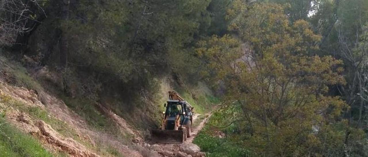 Un vehículo de la brigada forestal municipal, actuando para reparar uno de los caminos dañados.