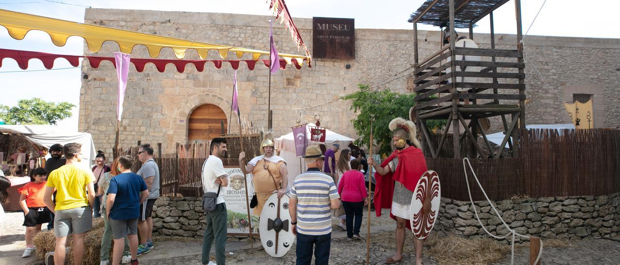 Recreación de un campamento cartaginés en la plaza de la catedral de Ibiza.
