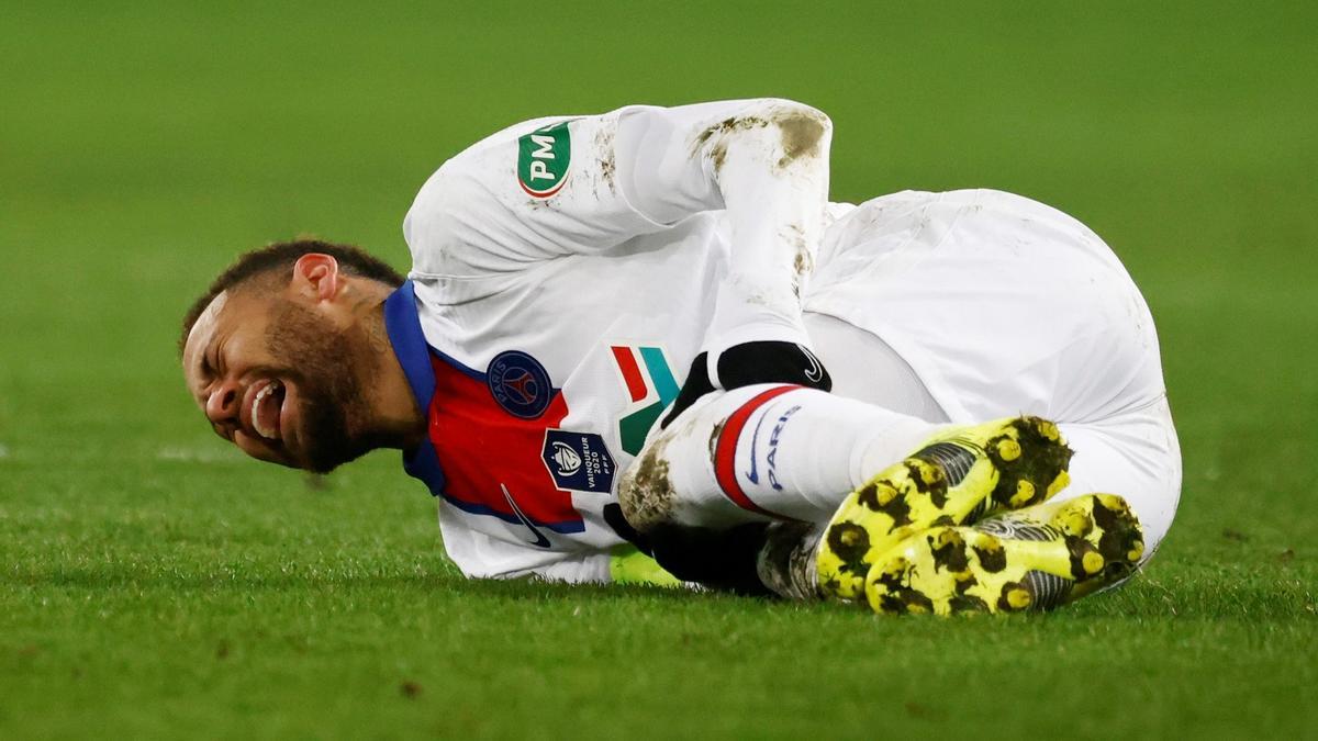 Neymar es retira lesionat a la Copa i fa saltar les alarmes al PSG