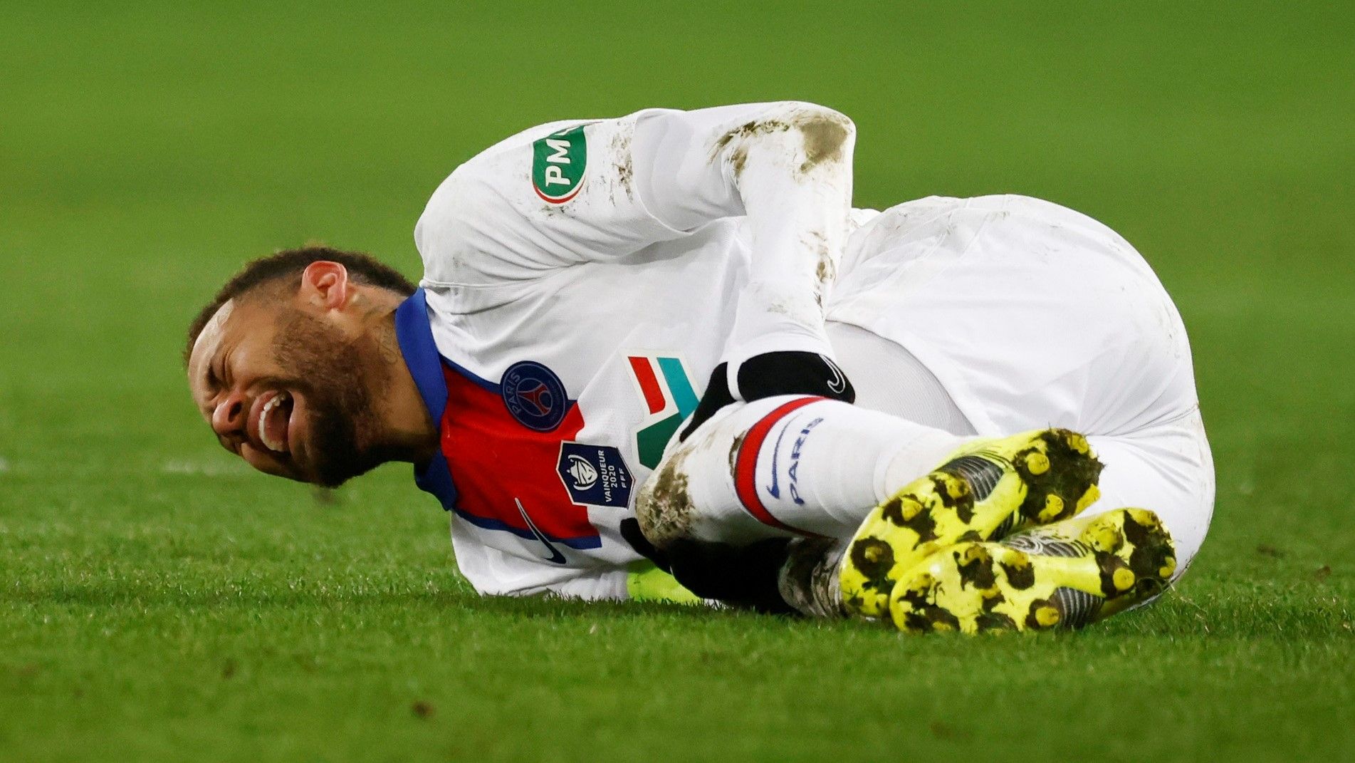 Neymar se duele en el partido ante el Caen.