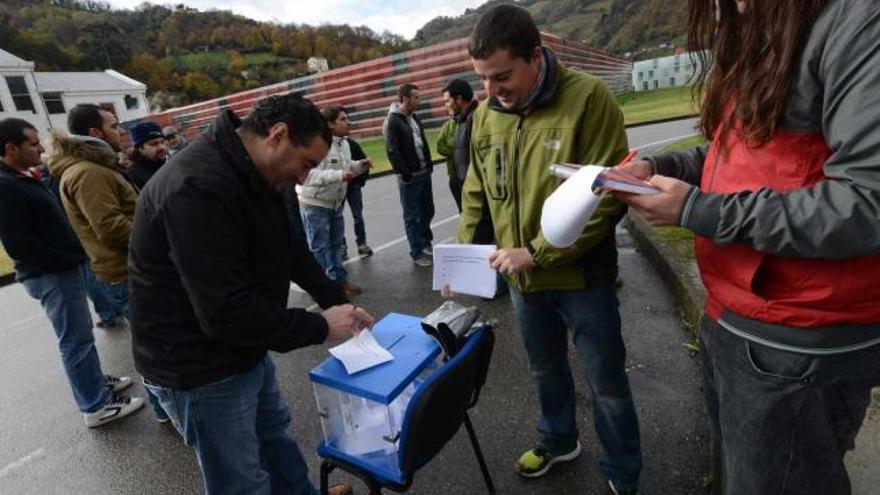 Un trabajador de Rioglass vota en la planta de Sovilla, en Mieres, sobre la propuesta de despidos de la empresa.