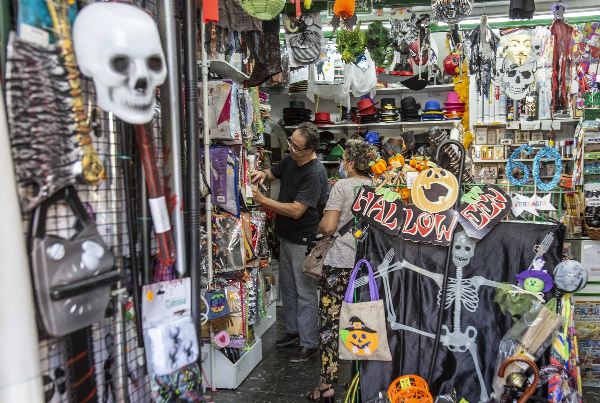 Los comercios de Alicante pierden el miedo a Halloween