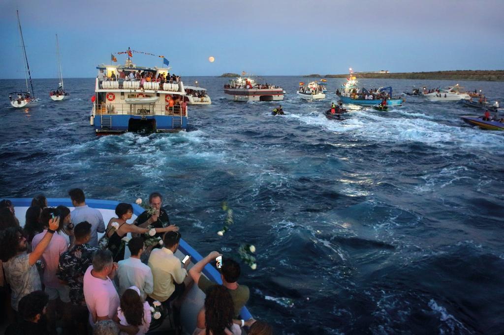 Procesión marítima en honor a la Virgen del Carmen en la isla alicantina de Tabarca.