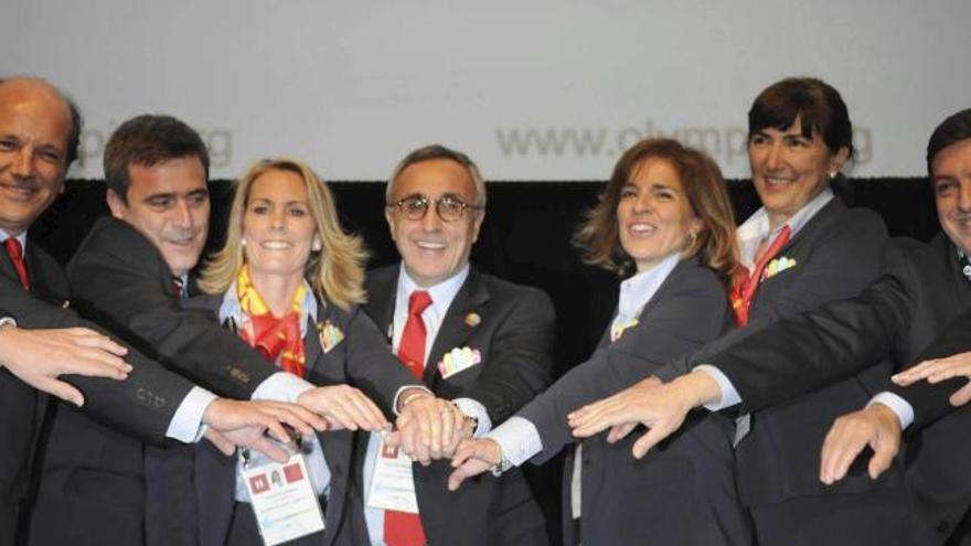 Los miembros de la delegación madrileña celebran la elección.