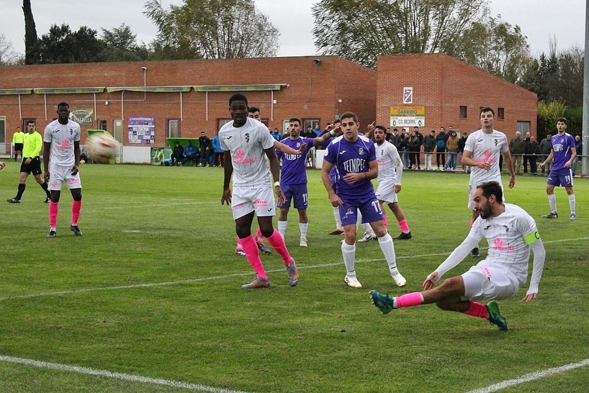 Lolo, defensa del Villaralbo, despeja un balón