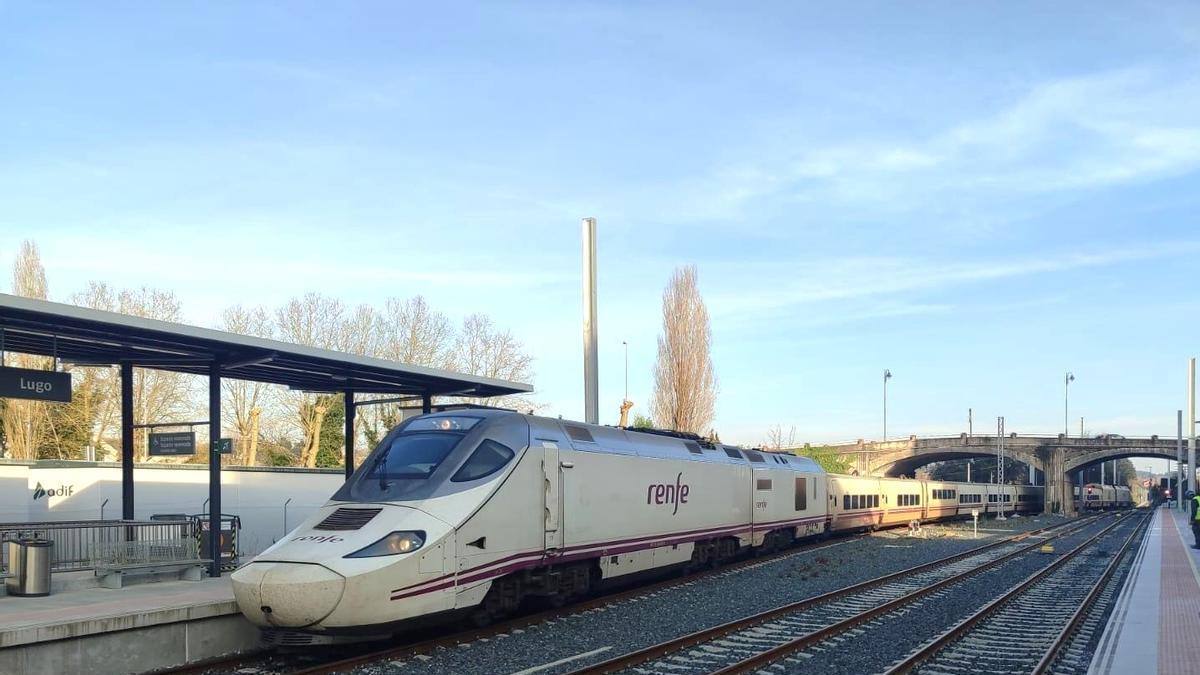 Renfe estrena este miércoles el primer AVE directo Santiago-Madrid sin parada en Castilla y León
