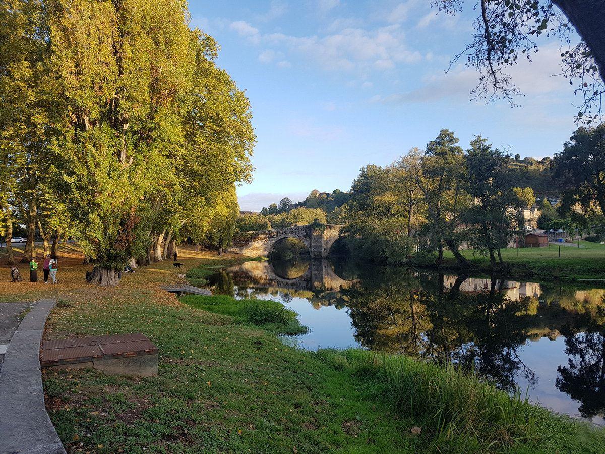 La zona del río Arnoia es un espacio en el que podremos pasear y desconectar mientras disfrutamos del agradable tiempo otoñal.