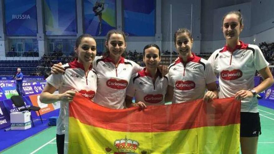 Las integrantes del equipo femenino español posan tras el partido.