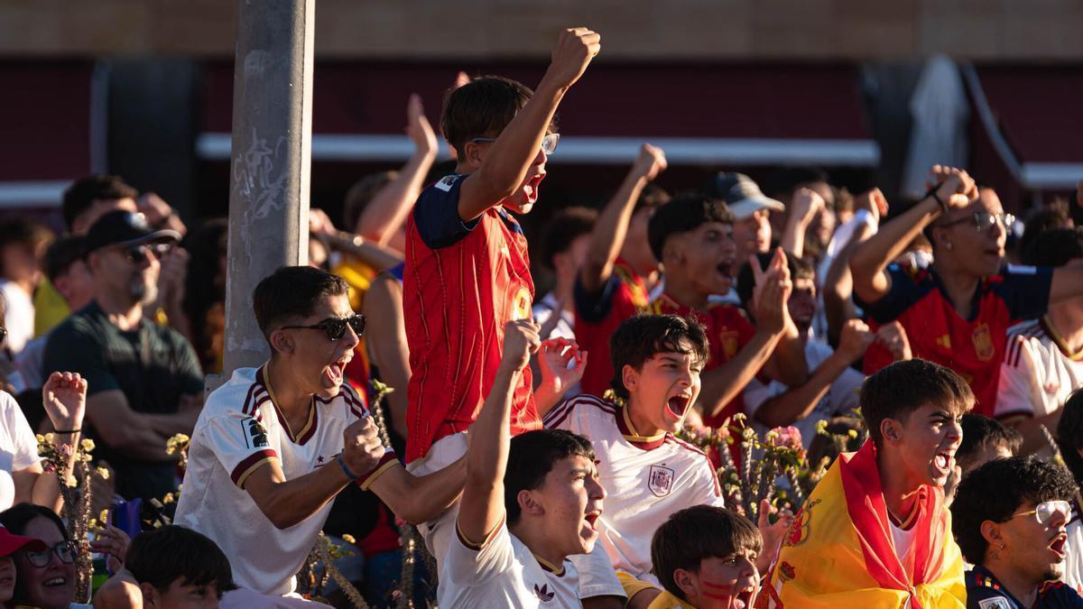 Ambiente de la afición tinerfeña viendo la semifinal entre Francia - España