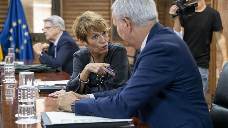 La consejera Elena Máñez y el titular de Vivienda, Sebastián Franquis, ayer. |