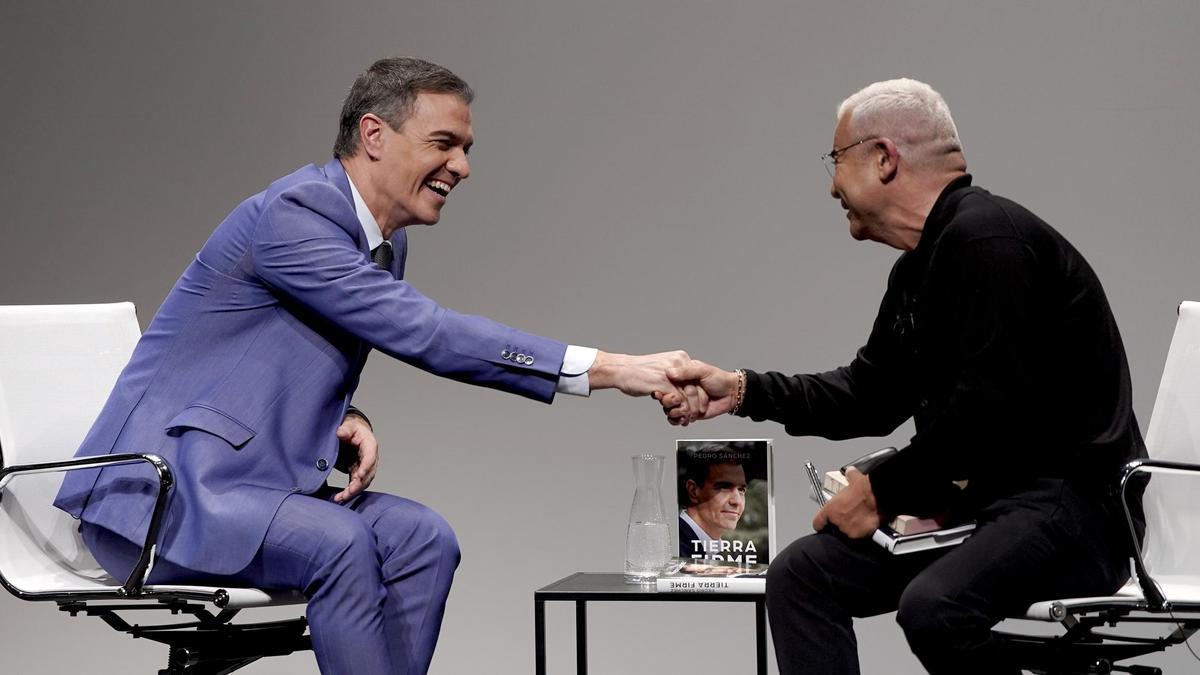 Bromas entre Sánchez y Jorge Javier Vázquez durante la presentación de su libro 'Tierra Firme'.
