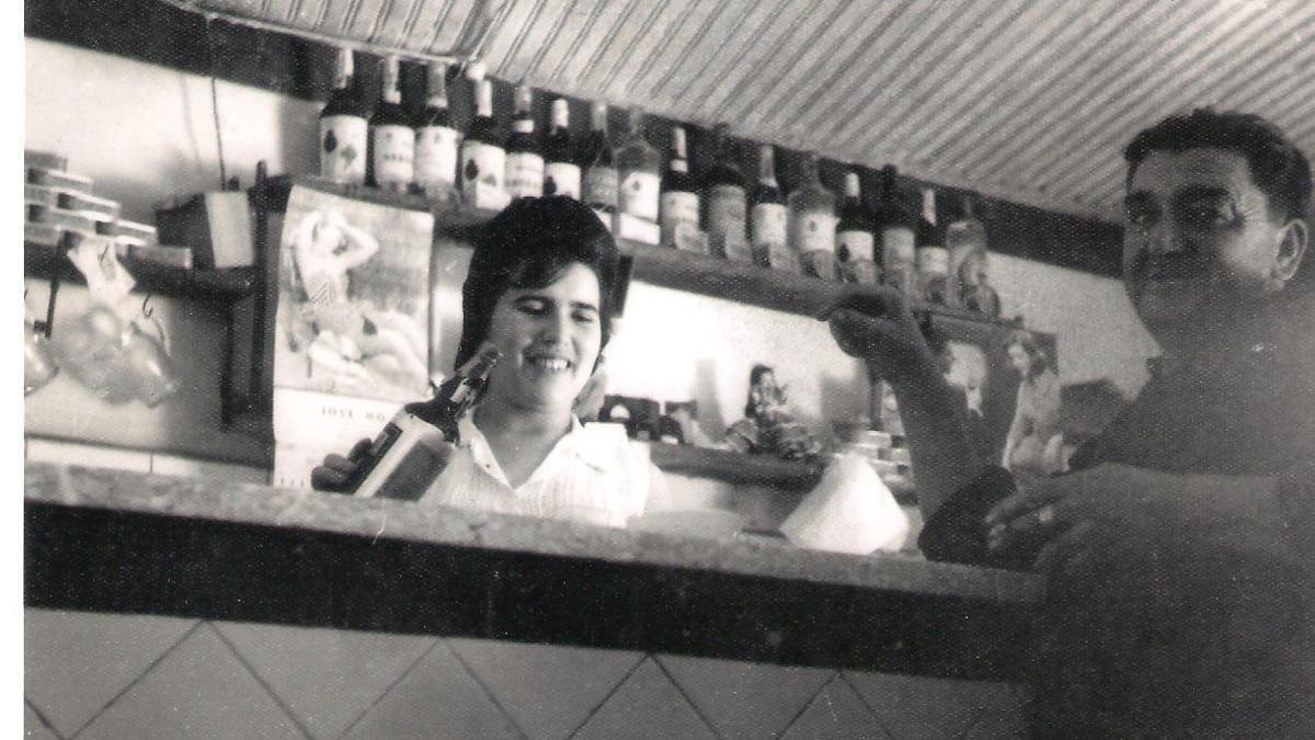 Antepasados de Lola y Suso ante el bar Abellón, que abrió su bisabuela, Carmen Vernet, en 1941 en Baiona.