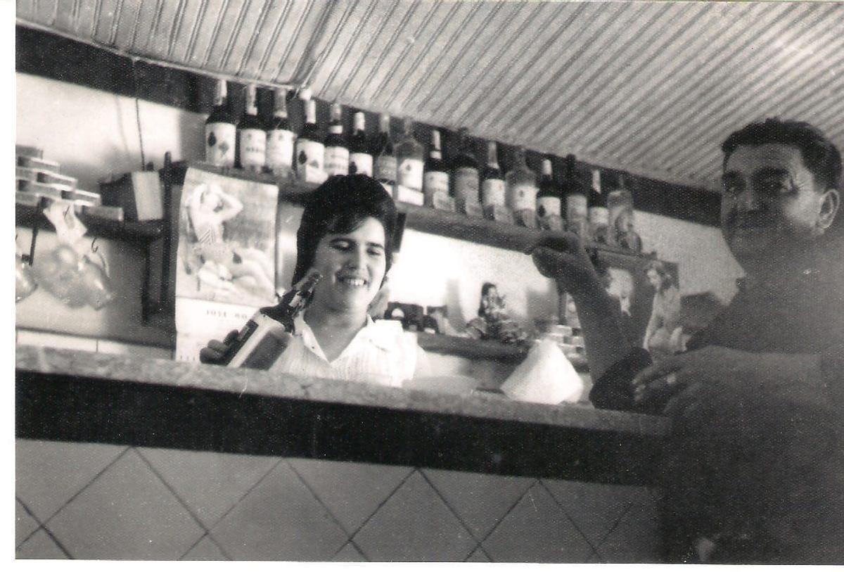 Antepasados de Lola y Suso ante el bar Abellón, que abrió su bisabuela, Carmen Vernet, en 1941 en Baiona. /