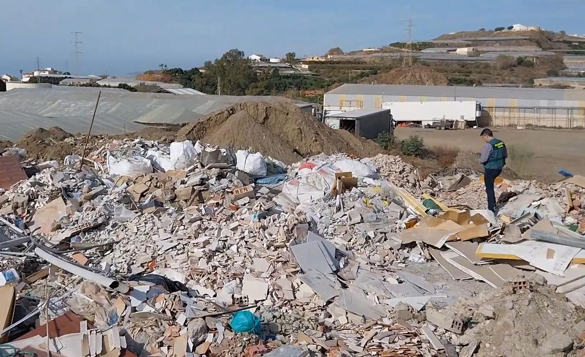 Entre los restos figura amianto, un material peligroso y muy contaminante