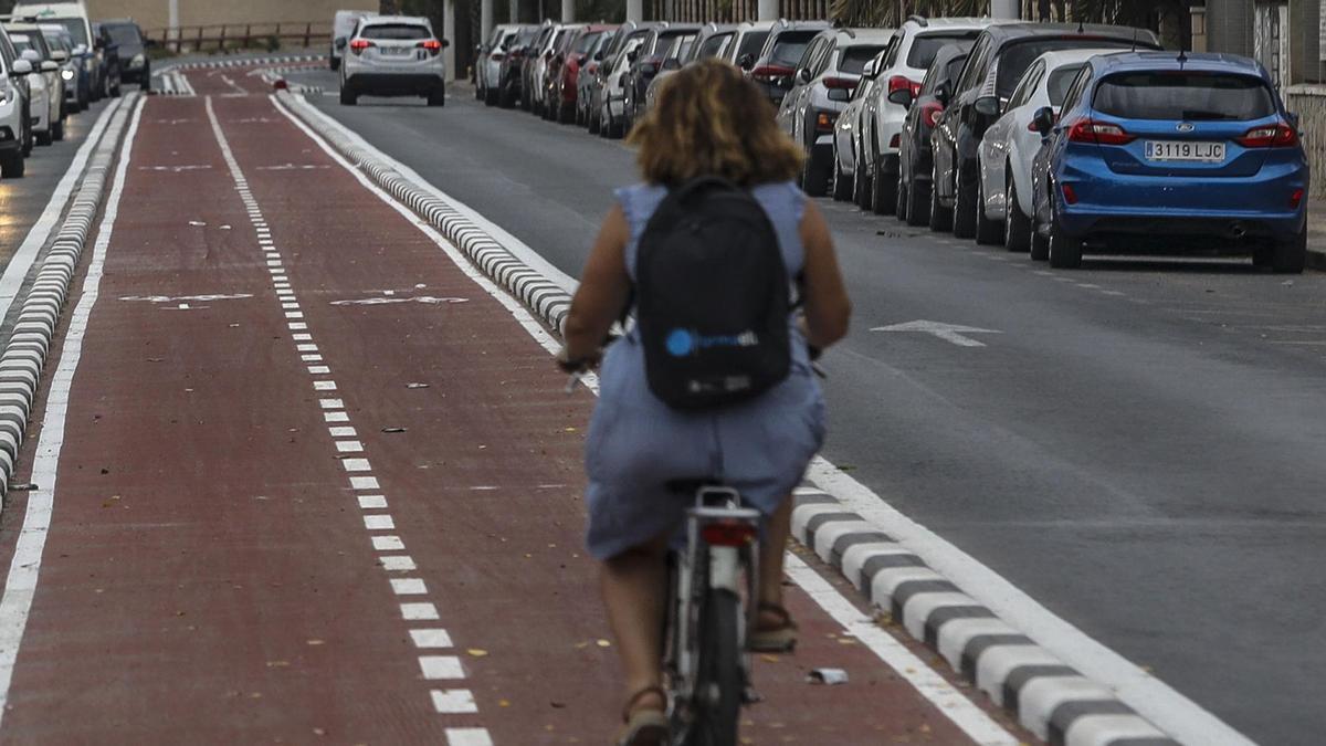 Una usuaria de la bicicleta circulando.