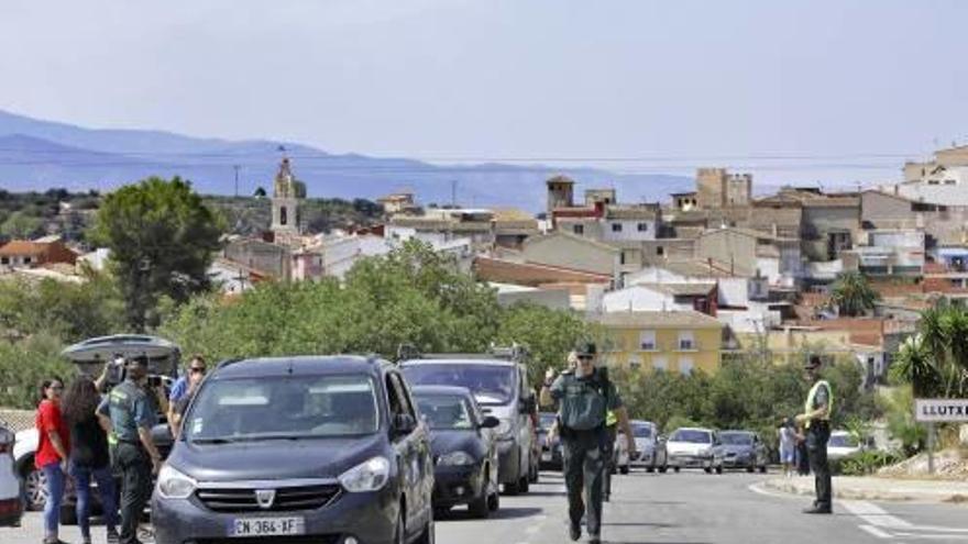 Vecinos empiezan a volver a sus casas al estabilizarse el incendio de Llutxent