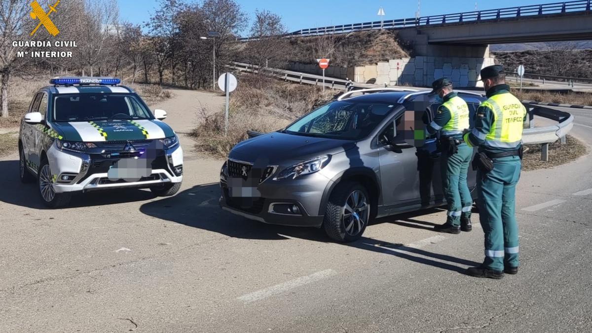 Conducor detenido en la A-2302 por falsedad documental.