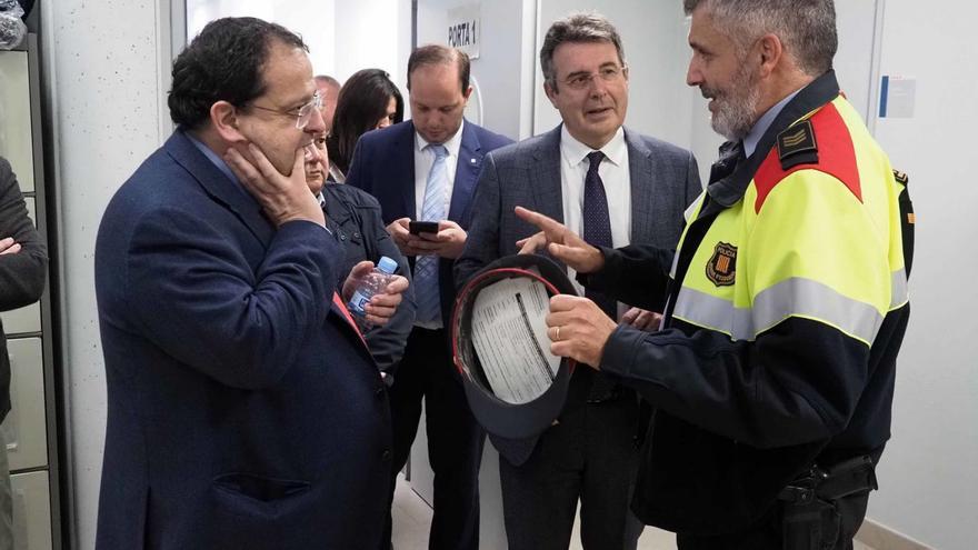 El conseller d’Interior i l’alcalde de Banyoles durant la visita a la comissaria | PERE DURAN/NORD MEDIA