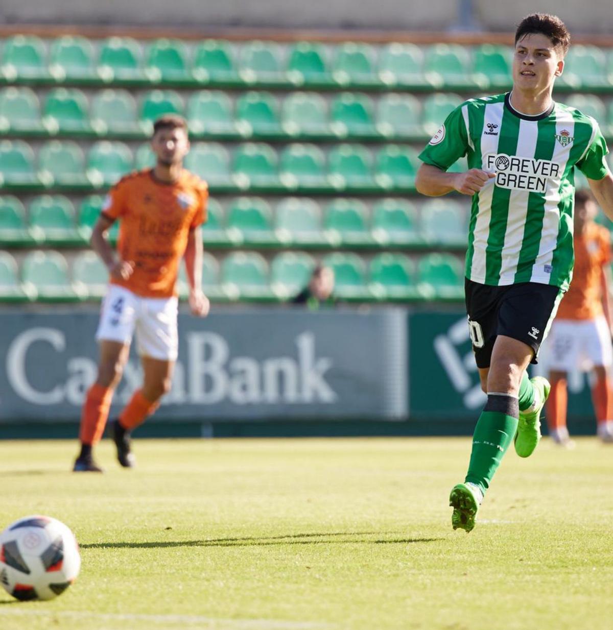 Dos dianas de Luismi le permiten al Vélez CF cerrar el año con un triunfo importante frente al filial sevillista. | VÉLEZ CF