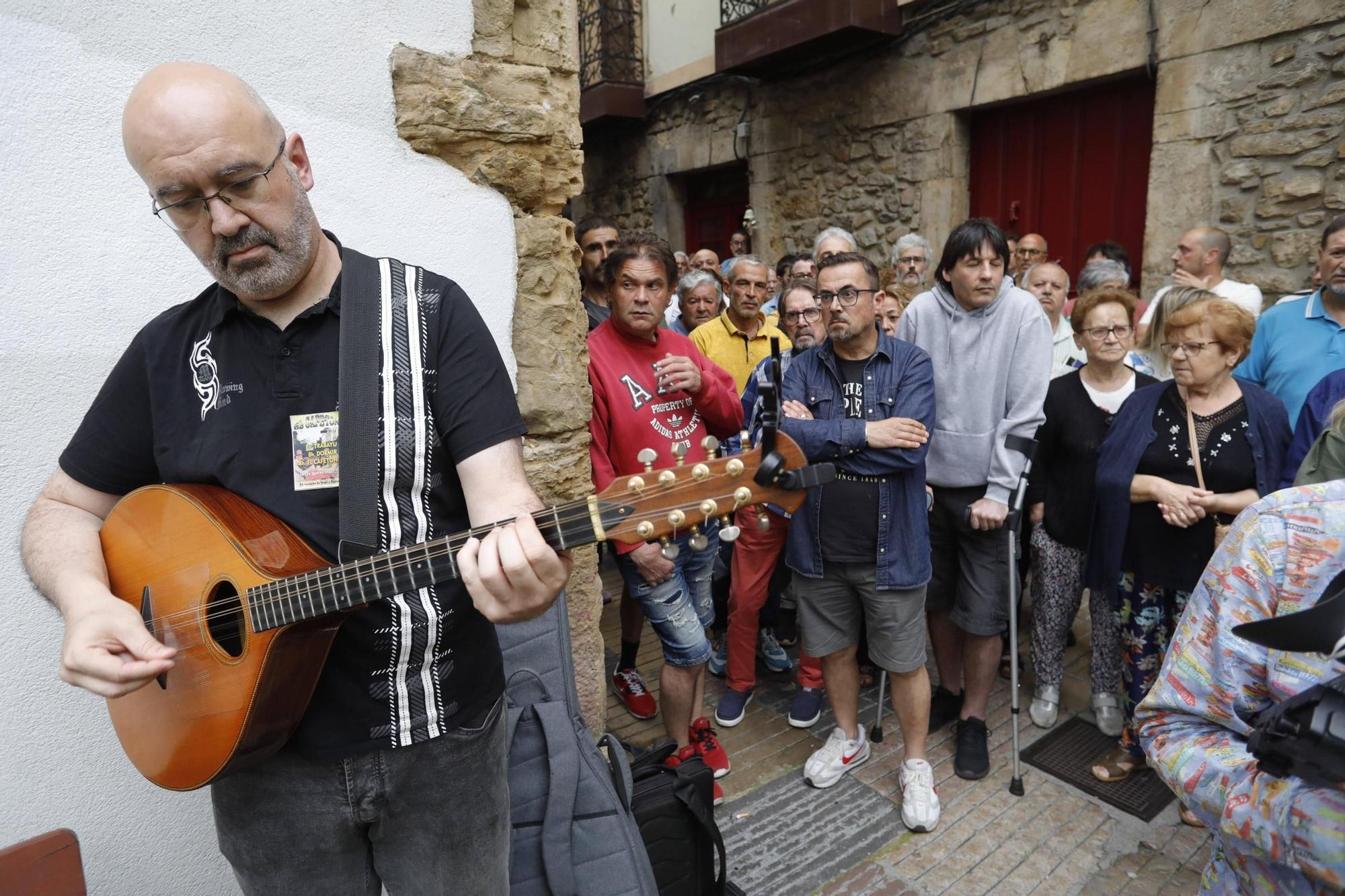 Así fue la despedida y el homenaje de amigos y clientes del Cafetón en Avilés a sus dueños, muertos en León