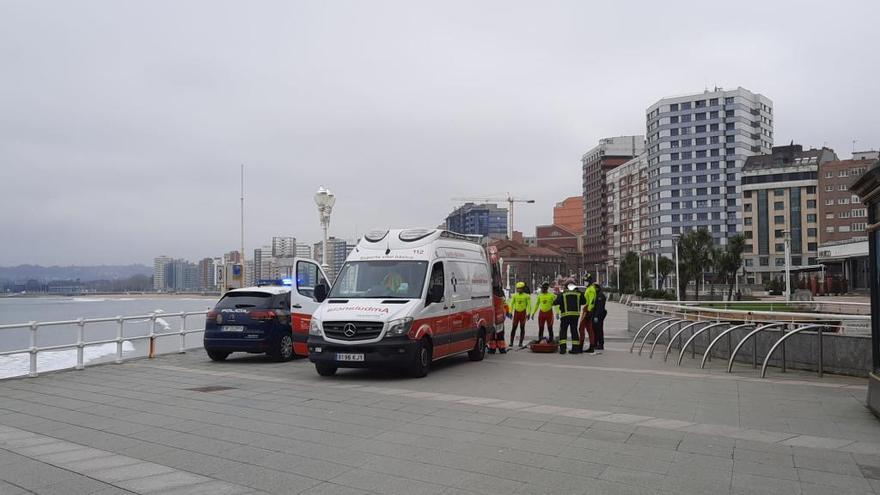 Rescatan a un hombre que se precipitó en el muro de San Lorenzo, a la altura del Náutico