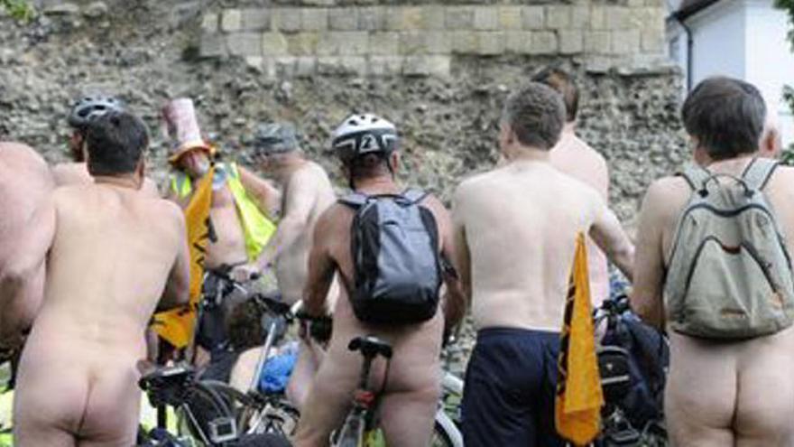 Un ciclista nudista, apartado por su erección