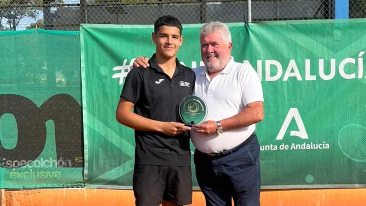 Alberto Mora y el delegado en Córdoba de la Federación Andaluza, Antonio Rabasco, tras proclamarse el primero campeón andaluz.