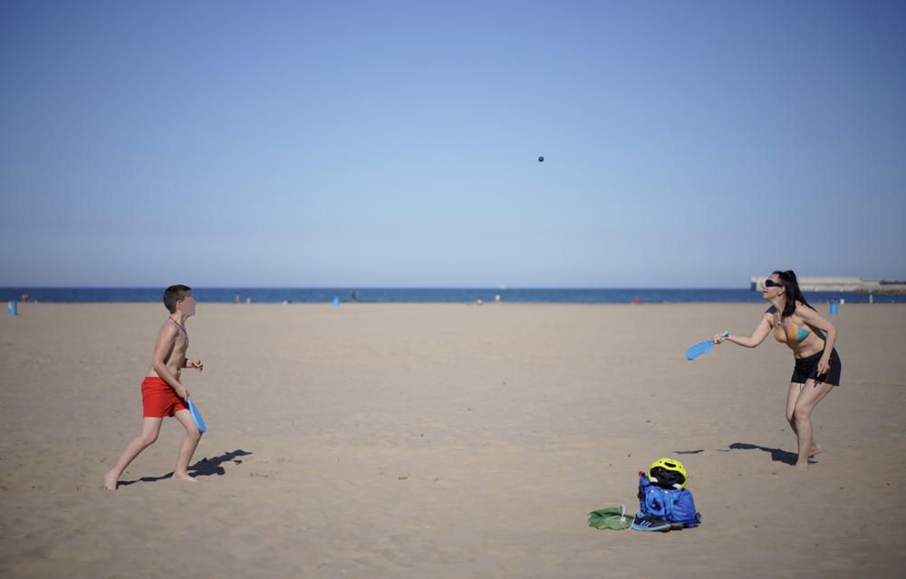 Playas y terrazas llenas en València en los primeros días de la fase 1